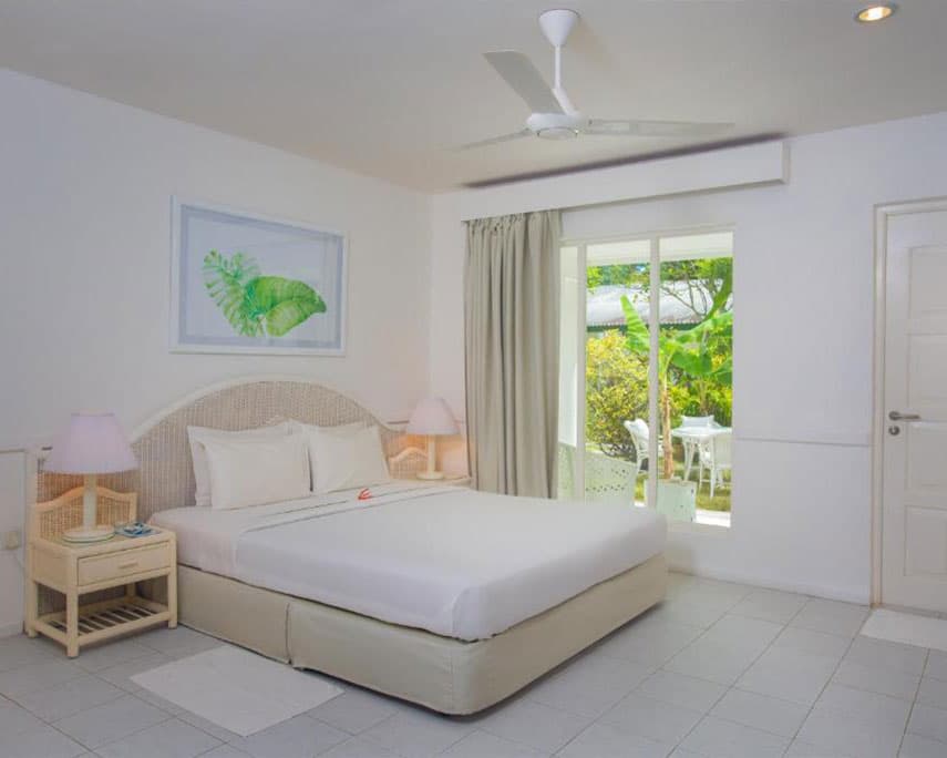 Equator Village Maldives room or surroundings